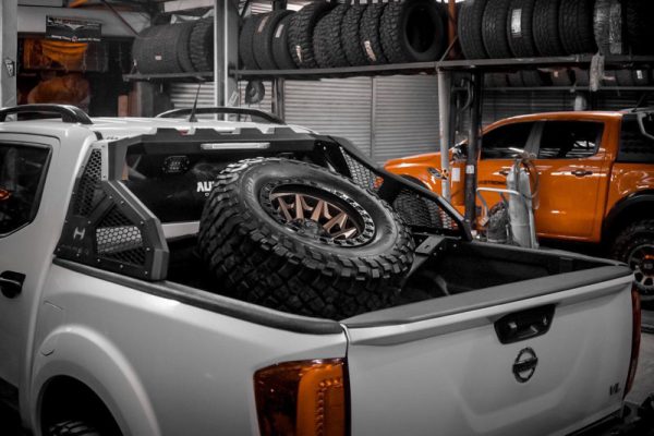 TIRE CARRIER NISSAN NAVARA 4X4